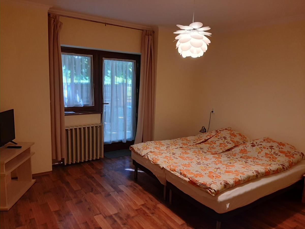 Gyopar Gyoengye Apartmanhaz Orosháza Eksteriør billede