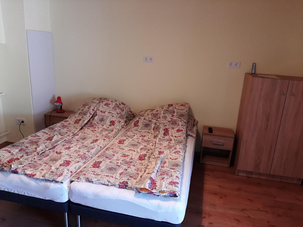 Gyopar Gyoengye Apartmanhaz Orosháza Eksteriør billede